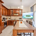 Fully Equipped And Family-friendly With 4k Netflix At Center