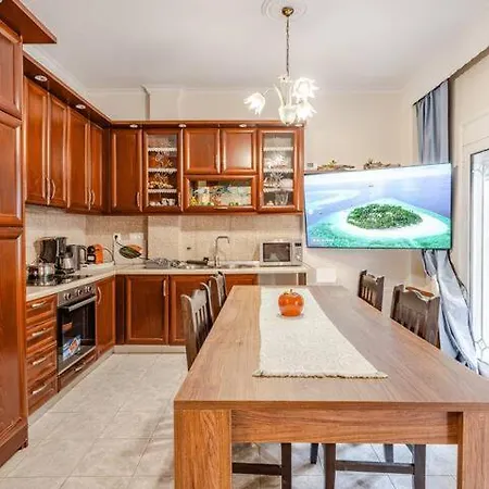 Fully Equipped And Family-friendly With 4k Netflix At Center